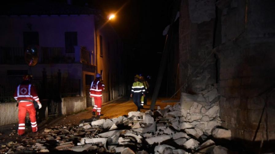 Трети трус в Италия, срина църква, сгради и пътища, има ранени