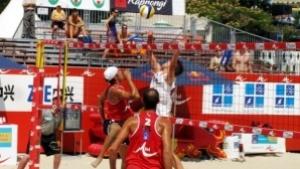 Два български отбора в осмицата на плажния волейболен турнир