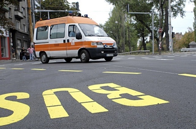 Кола се блъсна в комбайн, двама в болница