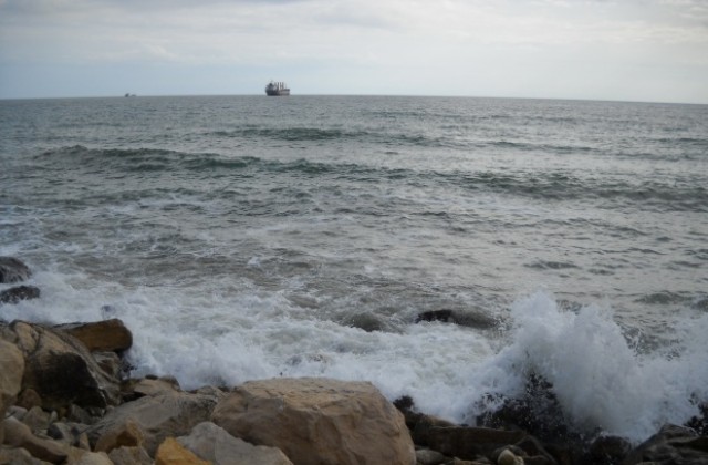 Кораб едва не заседна до Галата заради водолази