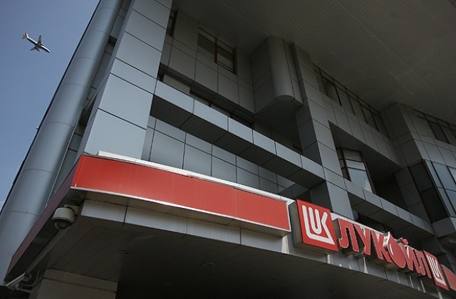 „Лукойл” разблокира количества авиационно гориво от Държавния резерв