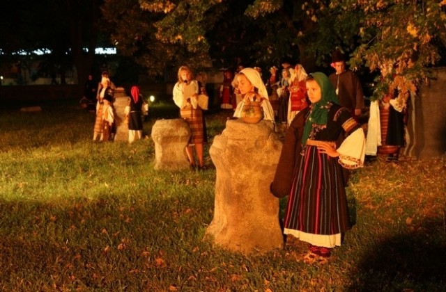 Изложба на оригинални кюстендилски носии откриват на Етъра