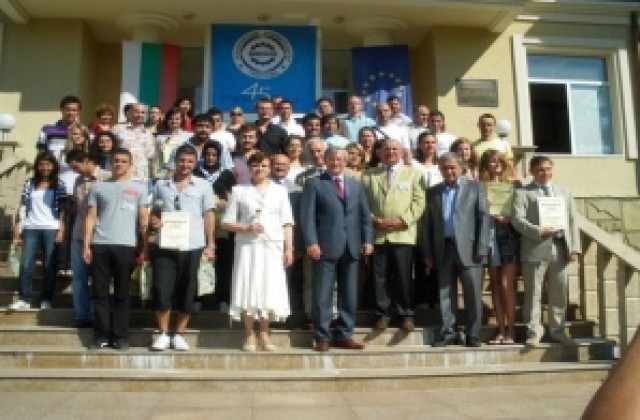 Върховите постижения на лазера изучават студенти от четири университета