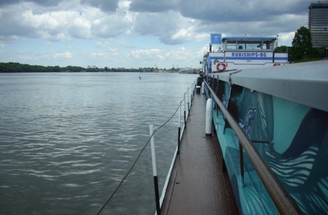 Татуиран кораб плава по Дунав