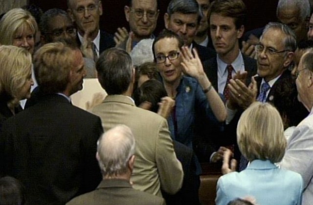 Габриел Гифърдс се завърна в Конгреса след стрелбата срещу нея