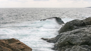Мъж се удави след като си разби главата при скок