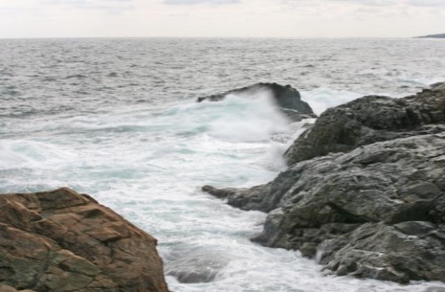 Мъж се удави, след като си разби главата при скок