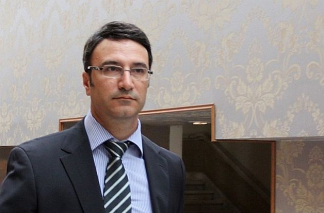 Трайчо Трайков пита КЗК за пазара на самолетно гориво