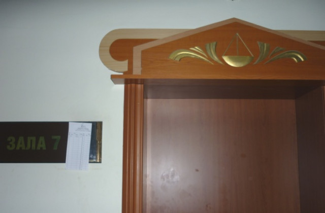Осъдиха на обществен труд надзирател, хванат с подкуп