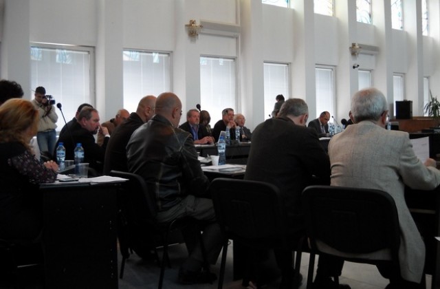 Местните парламентаристи заседават извънредно