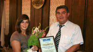 Кметът награди състезателката по борба Тайбе Юсеин