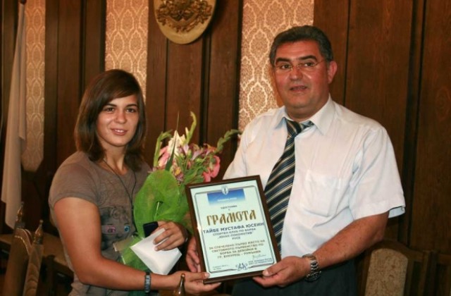 Кметът награди състезателката по борба Тайбе Юсеин