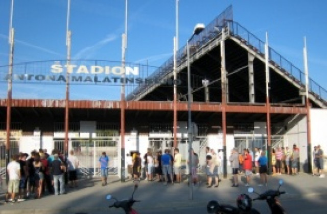 СНИМКИ: Вижте опашките за билети за Спартак – Левски и стадиона в Търнава отвън