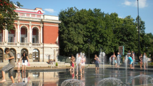 Новият сух фонтан пред Операта вече е атракция