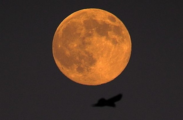 Луната дължи формата си на сблъсък с по-малка луна