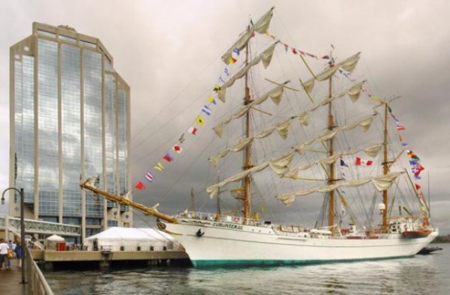 Мексикански ветроходен кораб акостира във Варна