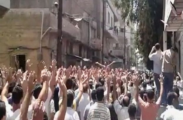 Десетки хиляди сирийци излязоха по улиците с призив за падането на режима на Башар Асад