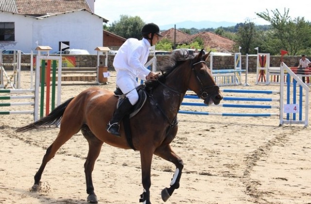Състезатели от Арбанаси и Константин  обраха купите на турнир по конен спорт