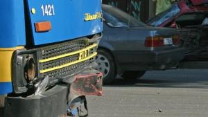 Кола се заклещи между трамвай и тролей