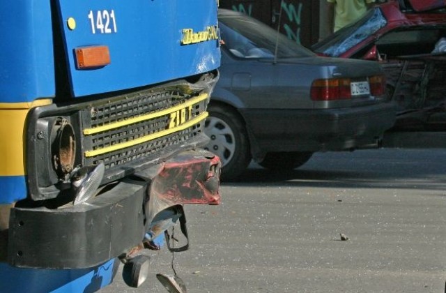 Кола се заклещи между трамвай и тролей