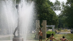 Предупреждават за рекордни жеги в 11 области на страната