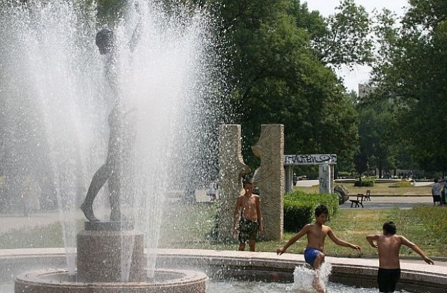 Предупреждават за рекордни жеги в 11 области на страната