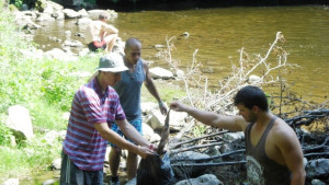Общински служител от Дряново заедно с приятели почистиха поречието на