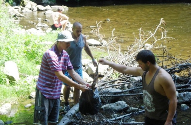 Общински служител от Дряново заедно с приятели почистиха поречието на рeка Андъка