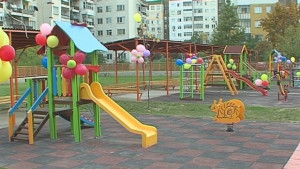 Реновират 30 детски площадки
