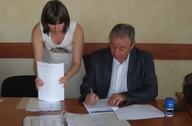 Ловешкият кмет подписа договора за иновативно културно събитие