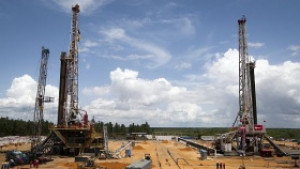 Петролът прехвърли 82 долара за барел