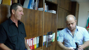 Наградиха служител за върнати пари