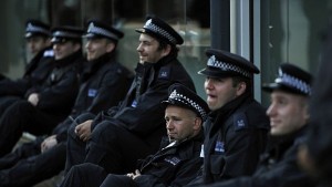 Полицията в Англия с вързани ръце срещу размирници