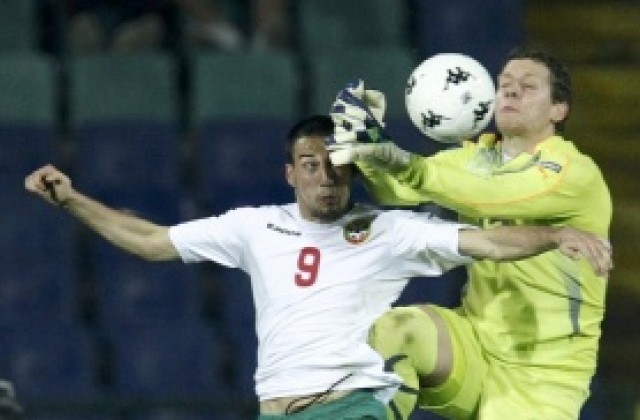 Ивелин Попов с капитанската лента срещу Беларус