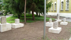 Аранжираха надгробните паметници в двора на РИМ