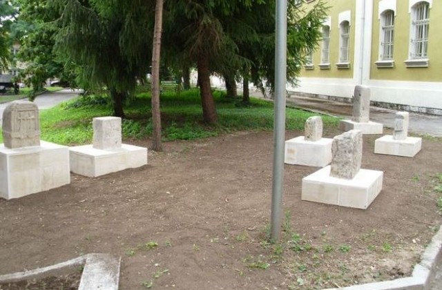 Аранжираха надгробните паметници в двора на РИМ