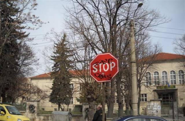 19-годишна не спря на СТОП, мъж е с комоцио след инцидента