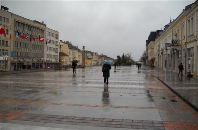 Обилни валежи и гръмотевици, до 68л/кв.м дъжд в Шуменско