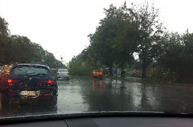 Подлези и болница се наводниха от пороя