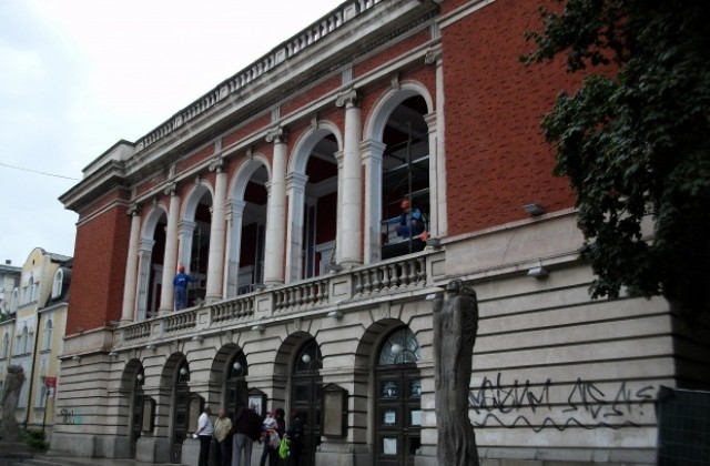 Почистват латекса от каменните елементи на операта по сигнал на архитект