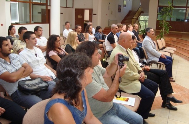 Раздадоха сертификати на студентите участвали в Лятната школа по иновативни лазерни технологии