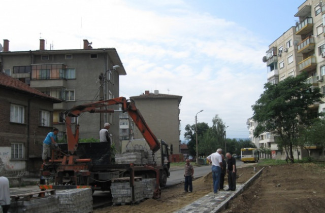 Ремонтират улица в Казанлък