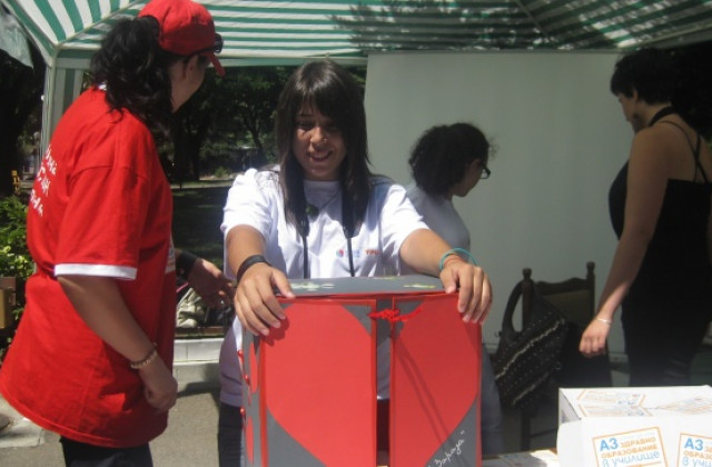 Тестват старозагорци дали могат да поставят правилно презерватив