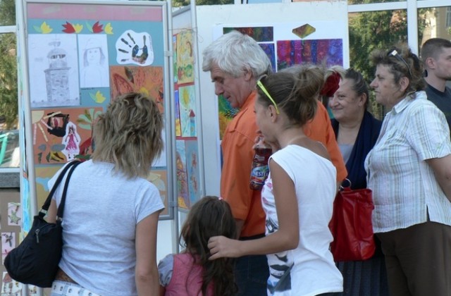 Талантливи деца откриха изложба на площад Възраждане