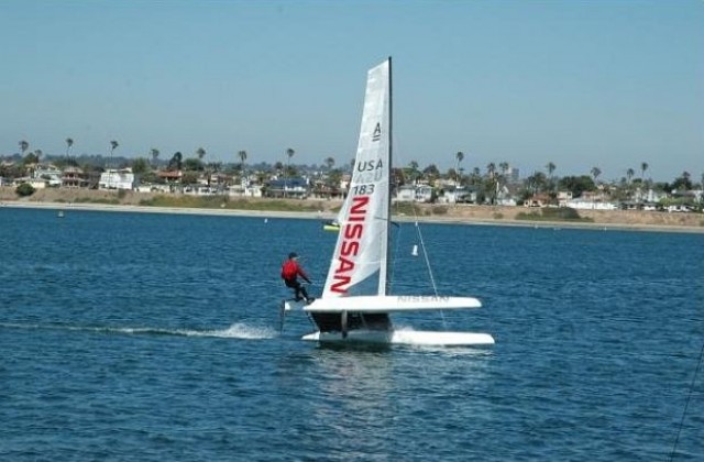 Дизайнери на Nissan направиха състезателен катамаран