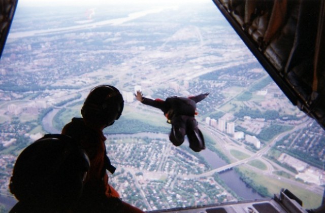 76-годишна жена скочи с парашут