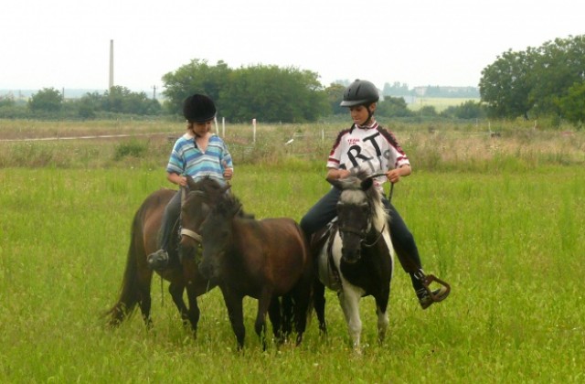 Лекуват деца в неравностойно положение с езда