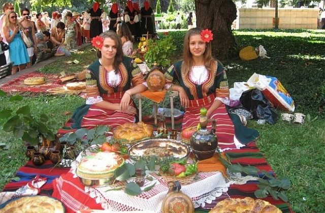 Богородични пити за здраве раздадоха на Панагия