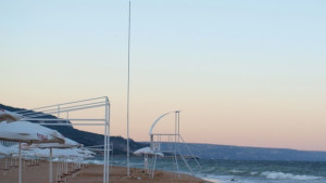 Бойко нареди махат от плажа отпадните води