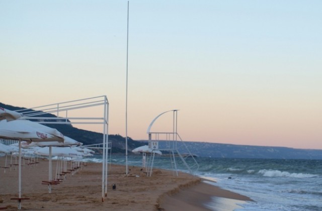 Бойко нареди: махат от плажа отпадните води